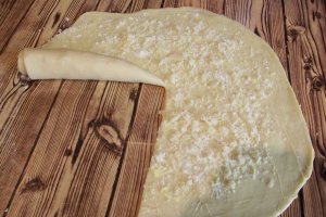 Paratha sau paine plata foietajata preparata la tigaie