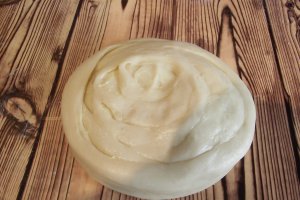 Paratha sau paine plata foietajata preparata la tigaie