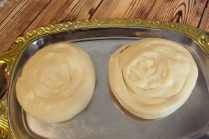 Paratha sau paine plata foietajata preparata la tigaie