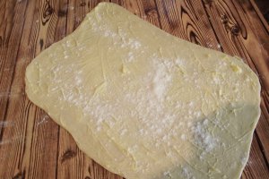 Paratha sau paine plata foietajata preparata la tigaie