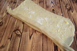 Paratha sau paine plata foietajata preparata la tigaie