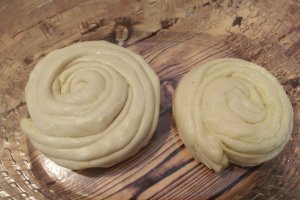 Paratha sau paine plata foietajata preparata la tigaie