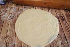 Paratha sau paine plata foietajata preparata la tigaie