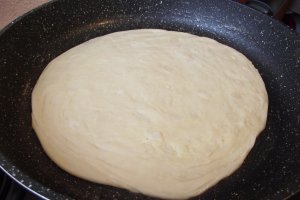Paratha sau paine plata foietajata preparata la tigaie