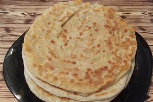 Paratha sau paine plata foietajata preparata la tigaie
