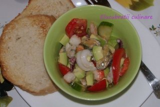 Salata cu fructe de mare si avocado