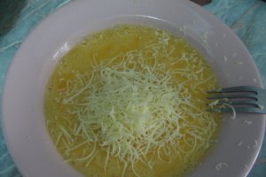 Dovlecei pane cu sos de usturoi