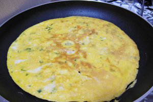 Aperitiv rulouri cu omleta si ton