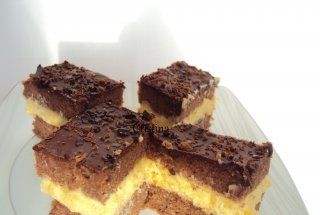 Desert prajitura cu crema de vanilie si ciocolata