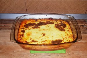 Musaca cu sos bechamel