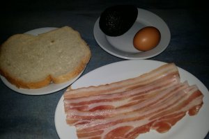 Sandvis cu bacon, avocado si ou posat