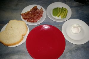 Sandvis cu bacon, avocado si ou posat