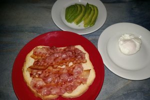 Sandvis cu bacon, avocado si ou posat