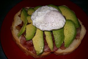 Sandvis cu bacon, avocado si ou posat