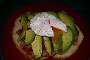 Sandvis cu bacon, avocado si ou posat