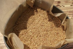 Desert tarta cu ciocolata si blat din granola