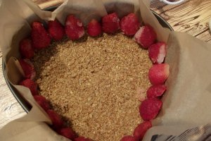 Desert tarta cu ciocolata si blat din granola