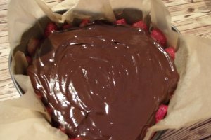 Desert tarta cu ciocolata si blat din granola