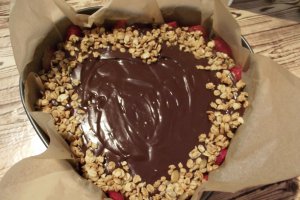 Desert tarta cu ciocolata si blat din granola