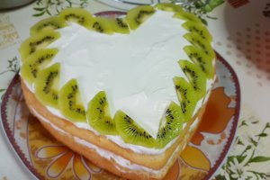 Desert tort inima cu mascarpone si fructe