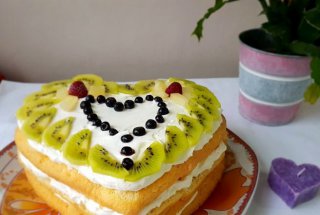 Desert tort inima cu mascarpone si fructe