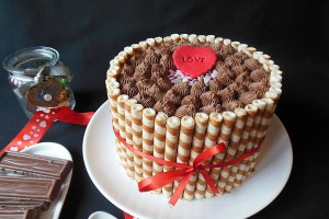 Desert tort cu crema de capsuni si ciocolata