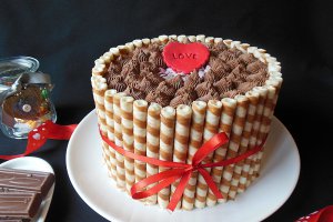 Desert tort cu crema de capsuni si ciocolata