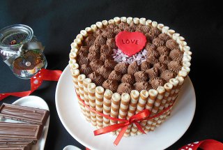 Desert tort cu crema de capsuni si ciocolata