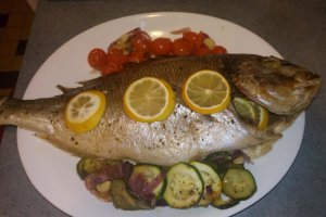 Dorada la cuptor pe pat de legume