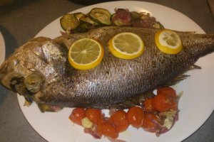 Dorada la cuptor pe pat de legume