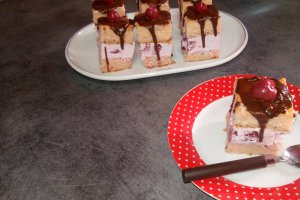 Desert prajitura cu crema de iaurt si cirese