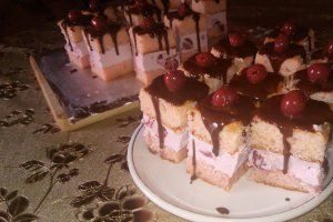 Desert prajitura cu crema de iaurt si cirese