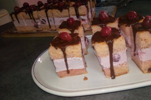 Desert prajitura cu crema de iaurt si cirese