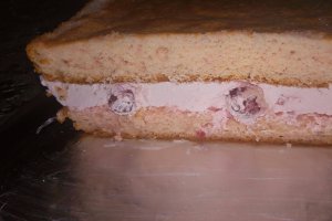 Desert prajitura cu crema de iaurt si cirese