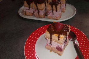 Desert prajitura cu crema de iaurt si cirese