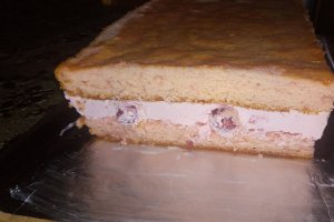 Desert prajitura cu crema de iaurt si cirese