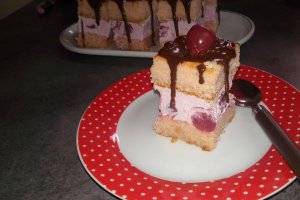 Desert prajitura cu crema de iaurt si cirese