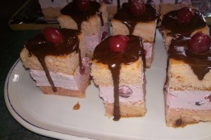 Desert prajitura cu crema de iaurt si cirese