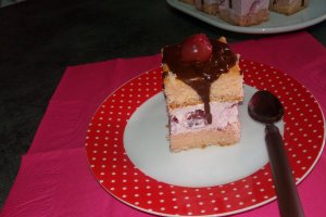 Desert prajitura cu crema de iaurt si cirese