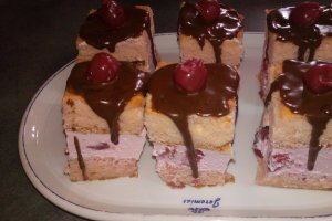 Desert prajitura cu crema de iaurt si cirese