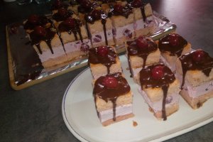 Desert prajitura cu crema de iaurt si cirese