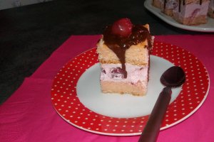 Desert prajitura cu crema de iaurt si cirese