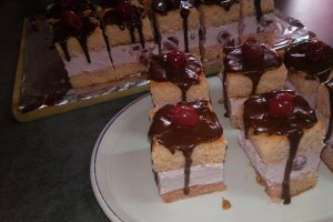 Desert prajitura cu crema de iaurt si cirese