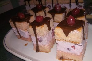 Desert prajitura cu crema de iaurt si cirese