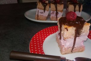 Desert prajitura cu crema de iaurt si cirese
