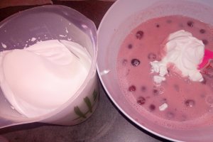 Desert prajitura cu crema de iaurt si cirese