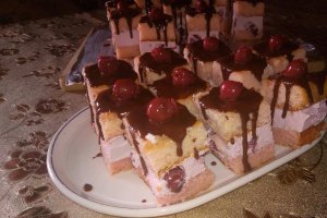 Desert prajitura cu crema de iaurt si cirese