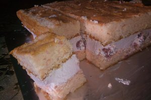 Desert prajitura cu crema de iaurt si cirese