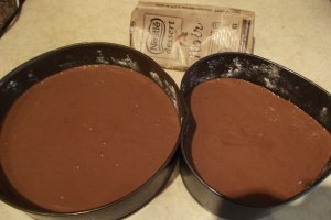 Desert tort ciocolatos cu crema de lamaie si fructe de padure