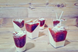 Desert Panna Cotta cu vanilie si gem